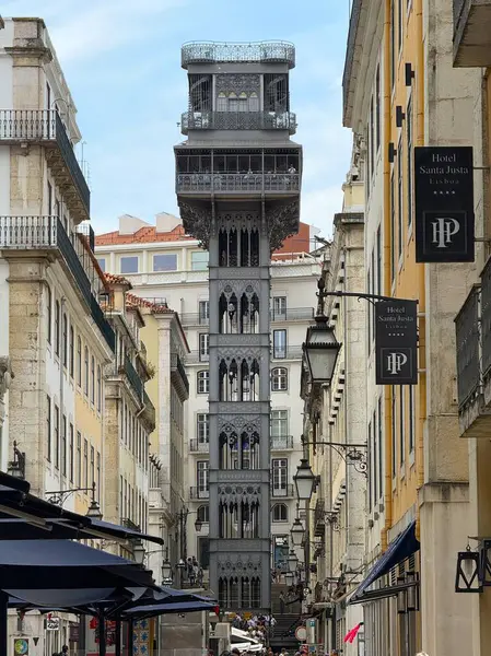 Lizbon 'un tarihi merkezinde asansör Elevador asansörü kalkıyor. Portekiz 'in simgesi.