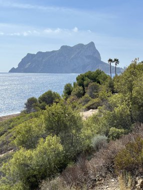 Cliff Penyal ve Ifac Doğal Parkı. Güneşli bir günde kaya, deniz ve yeşillik. Calpe, Costa Blanca, Alicante ili, İspanya.