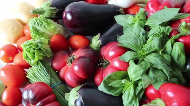 新鮮な野菜の回転 トマト ポテト チャイナのバンチ レタスサラダ バジルは野菜の背景を残しています — ストック動画