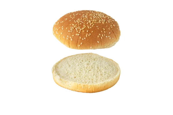 汉堡包顶部和底部的芝麻包在白色上隔离开来 圆面包 上面夹着芝麻种子 切成两半 — 图库照片