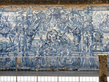 PORTO, PORTUGAL - 24 Nisan 2024: Porto, Portekiz 'deki Se do Porto Katedrali' ndeki Azulejo duvar resmi. Antonio Vidal tarafından yapılan döşeme panelleri