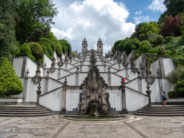 BRAGA, PORTUGAL - 26 Nisan 2024: Bom Jesus do Monte Barok merdivenleri, Braga, Portekiz