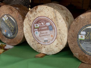 Oviedo, İspanya - 10 Mayıs 2024: Gamoneu veya Gamonedo peyniri çiğ inek, keçi ve koyun sütünden yapılmıştır.