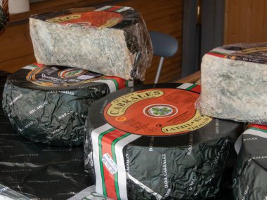 OVIEDO, İspanya - 10 Mayıs 2024: Cabrales ham süt küflü peyniri bütün ve kesilmiş tekerlekler Oviedo, Asturias, İspanya 'da Yükseliş Günü' nde. Queso de Cabrales veya quesu Cabrales. 