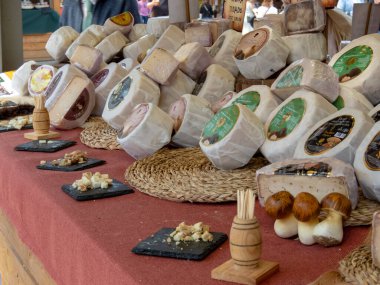 OVIEDO, İspanya - 10 Mayıs 2024: Oviedo, Asturias, İspanya 'da Yükseliş Günü' nde peynir bolluğu. 