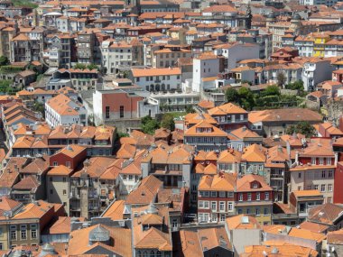PORTO, PORTUGAL - 24 NİSAN 2024: Bakış açısından Porto kentinin kiremit çatılarının görüntüsü.