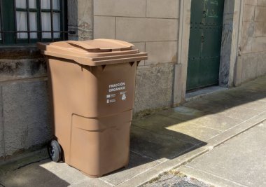 CASTROPOL, İspanya - Haziran 02, 2024: Castropol, Asturias, İspanya 'da kahverengi organik atık kutusu. COGERSA şirketi tarafından yönetilen akıllı atık toplama.