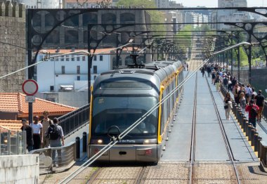 PORTO, PORTUGAL - 24 Nisan 2024: Porto, Portekiz 'deki Luis 1 köprüsündeki metro treni