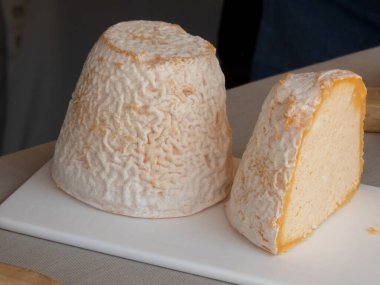 OVIEDO, İspanya - 10 Mayıs 2024: İspanya 'nın Asturias kentindeki Yükseliş Günü' nde Rey Silo 'nun seçkin zanaatkar peyniri.