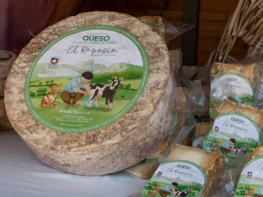 OVIEDO, İspanya - 10 Mayıs 2024: Oviedo, Asturias, İspanya 'da Yükseliş Günü' nde pastörize edilmemiş keçi sütünden yapılan El Raposin peyniri. 