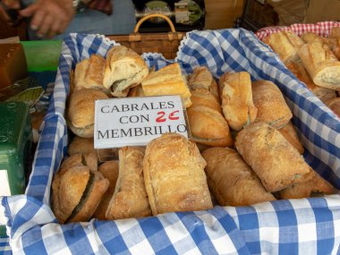 OVIEDO, İspanya - 10 Mayıs 2024: Oviedo, Asturias, İspanya 'da Yükseliş Günü' nde mavi Cabrales peyniri ve bıldırcın ezmeli ya da dulce de membrillo atıştırmalıklar