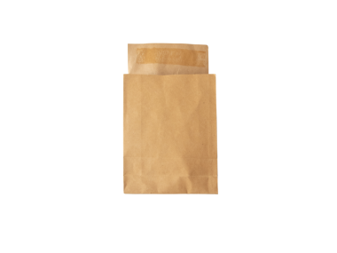 Kanatçıklı kağıt kurye çantası, yapıştırıcı izleri ve izole edilmiş şeffaf png. Kahverengi Kraft geri dönüşümlü kağıttan yapılmış açık perakende veya posta paketleme zarfı. Çevre dostu paketleme.