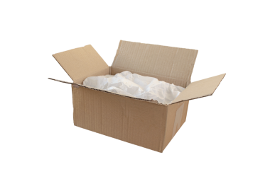 Buruşmuş ambalaj kağıdıyla birlikte karton kutu açıldı. Sevkiyat paketi. İzole edilmiş şeffaf png.