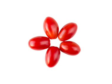 Beş tane kırmızı erik şekilli domates tarafından oluşturulan beş köşeli yıldız ya da çiçek şeffaf png flalay izole edildi. Sebze tarifi bileşeni.