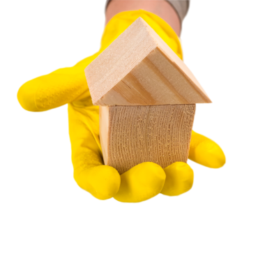 Elinde ahşap bloklar olan ev, saydam sarı eldivenler takıyor.