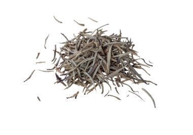Seylan gümüşü, beyaz üzerine izole edilmiş çay yığını. Sri Lanka 'dan nadir bulunan beyaz yaprak çayı. Kuru çay yaprağı yığını. Lüks aşılama.