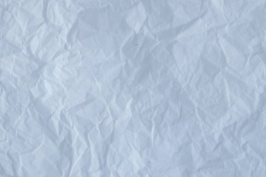 Geri dönüştürülmüş beyaz buruşmuş ambalaj kağıdı dokusu. Beyaz arka planda siyah küçük parçacıklar. Kırışık ambalaj kağıdı.