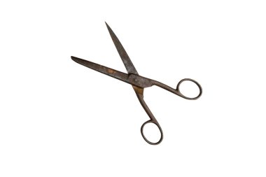 Antika paslı metal makas beyaz arka planda izole edilmiş zamanla karartılır. Antika dikiş kesme aletleri.