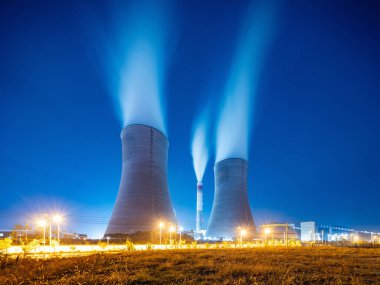 Gece gökyüzünde elektrik santrali, uzun süre açık