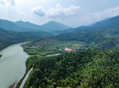 Yazın dağların manzarası