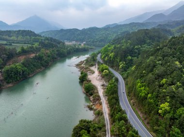 Yazın dağların manzarası