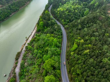 Yazın dağların manzarası