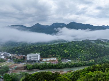 Yazın dağların manzarası