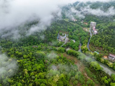 Yazın dağların manzarası