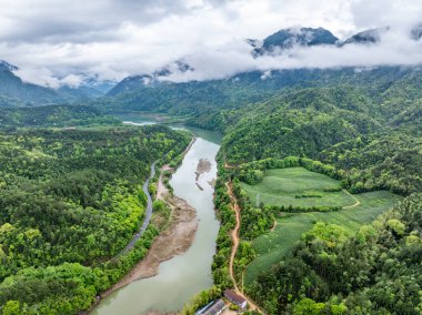 Yazın dağların manzarası
