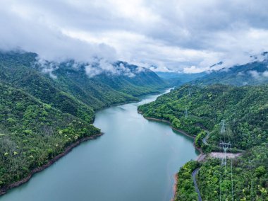 Yazın dağların manzarası