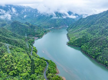 Yazın dağların manzarası