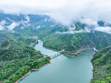 Yazın dağların manzarası