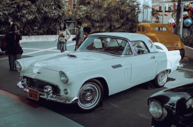 Retro araba şehir içinde