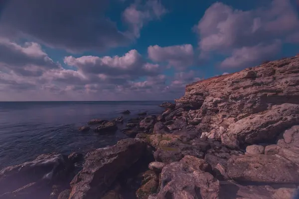 Denizin üzerinde güzel bir gün batımı