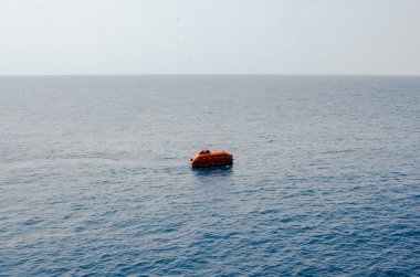 Denizde bir tekne var.