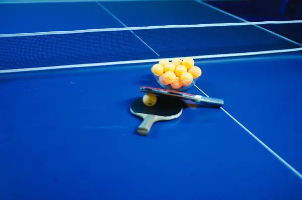 Tenis topu raketle masada.