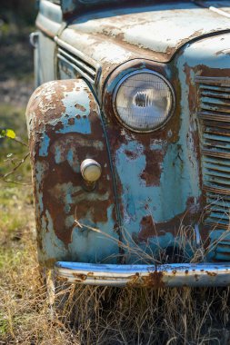 Eski paslı araba. Yolda paslı bir araba..