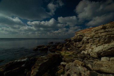 Denizin kayalık kıyı şeridi