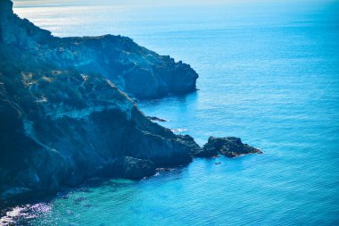 Akşamları deniz ve kayalar