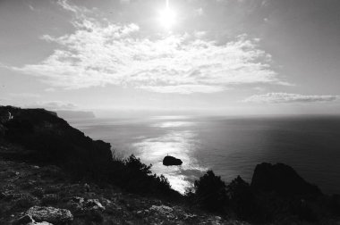 Dağlardaki güzel denizin siyah beyaz fotoğrafı.