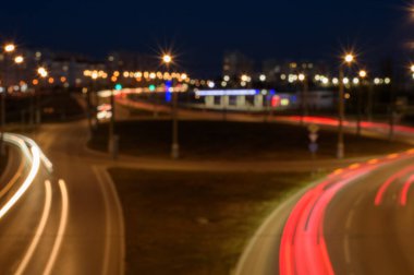 Şehirdeki gece trafik ışıkları