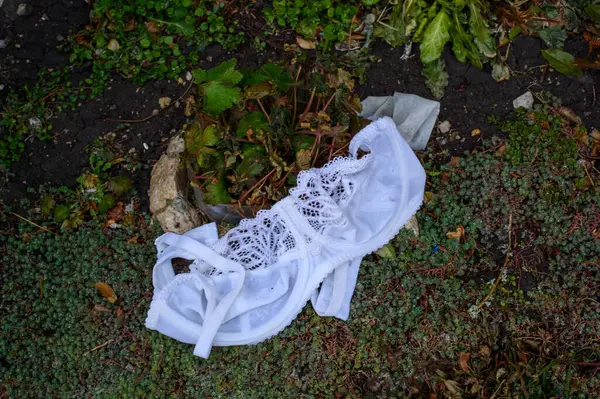 Duvağı olan beyaz düğün ayakkabıları yerde yatıyor..