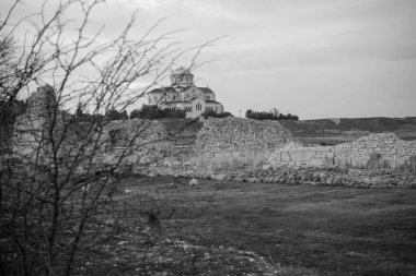 Eski şehrin köyündeki eski kalıntılar.