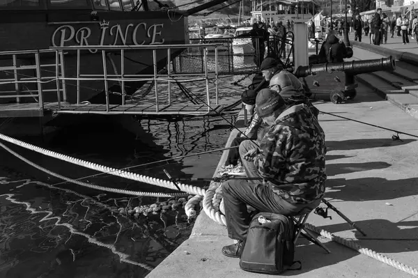 Siyah beyaz bir adamın siyah beyaz görüntüsü.