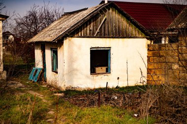 Kırsalda terk edilmiş bir ev.