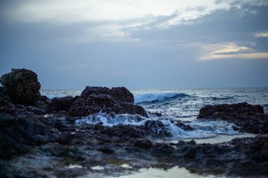 Denizin üzerinde güzel bir gün batımı.