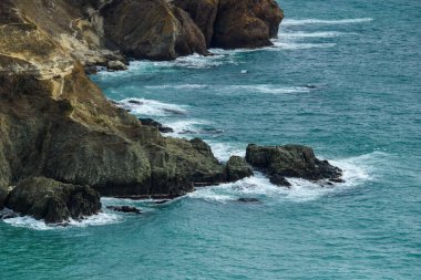 Okyanus dalgaları ve kayalar