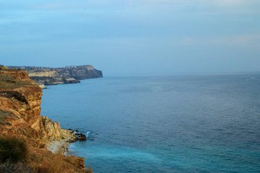 Deniz kıyısının güzel manzarası