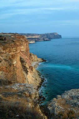 Deniz kıyısının güzel manzarası, akşam güneşinde dalgalar, Cythe.