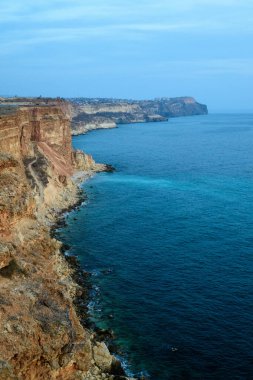 Akdeniz 'in kayalık kıyıları yazın